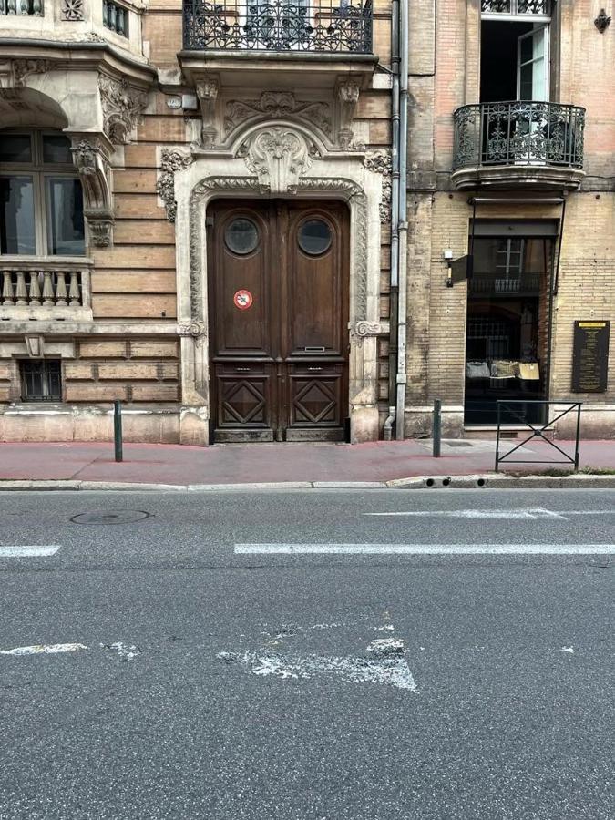 Toulouse - Alsace Lorraine - Languedoc-Place Du Salin-Museum Histoire Naturelle- Jardin Des Plantes-Musee Augustins- Palais De Justice Station Metro Carmes Ligne B Экстерьер фото